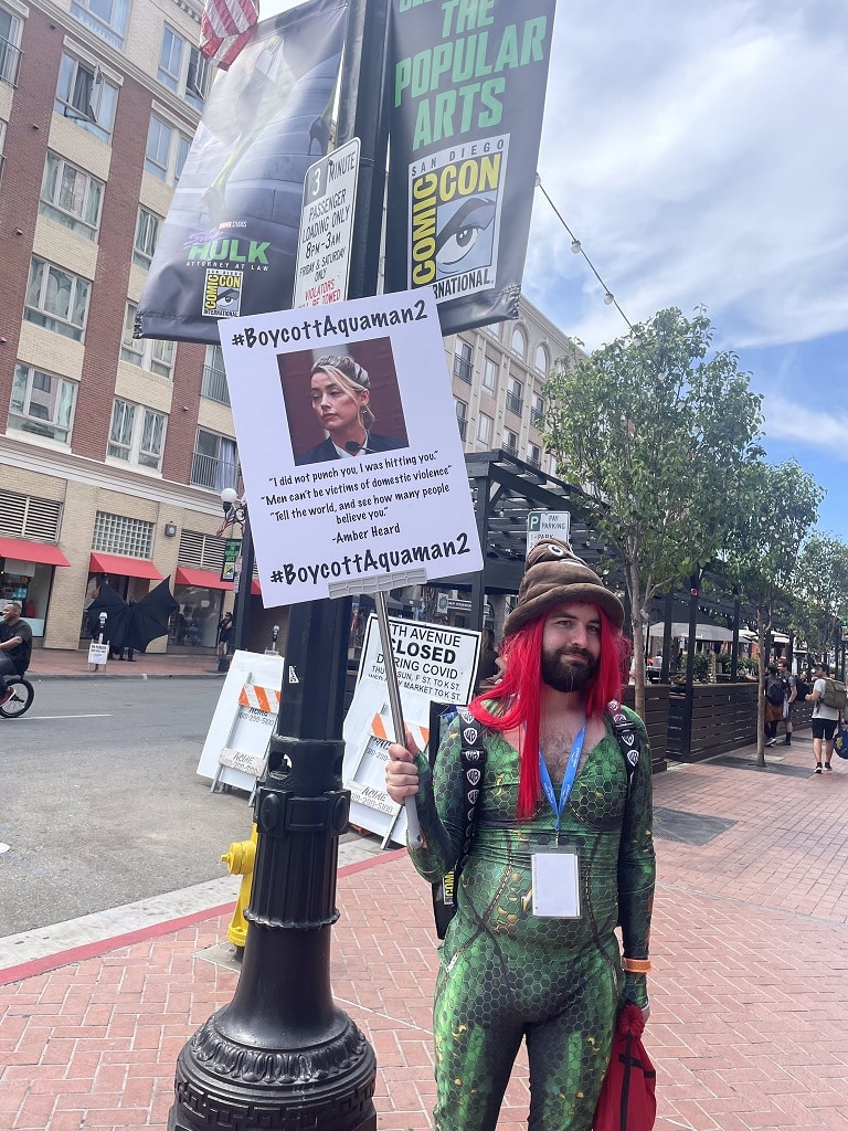 Cosplayer-Mera-coco-na-cabeca Amber Heard: participante da Comic-Con foi vestido de Mera com cocô na cabeça
