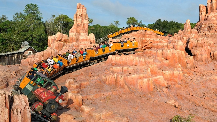 Big-Thunder-Mountain-na-Disney Diretoras de 'Gavião Arqueiro' negociam adaptação de mais uma atração da Disney