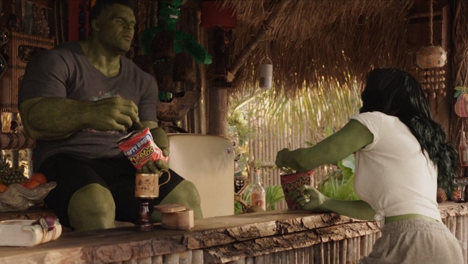 Bruce-banner-e-Jennifer-Walters-comendo-Cheetos Estreia de 'Mulher-Hulk' teve referência a meme de Oscar Isaac
