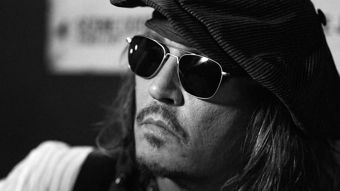 Johnny-Depp-em-preto-e-branco Fãs tentam decifrar itens em imagem compartilhada por Johnny Depp