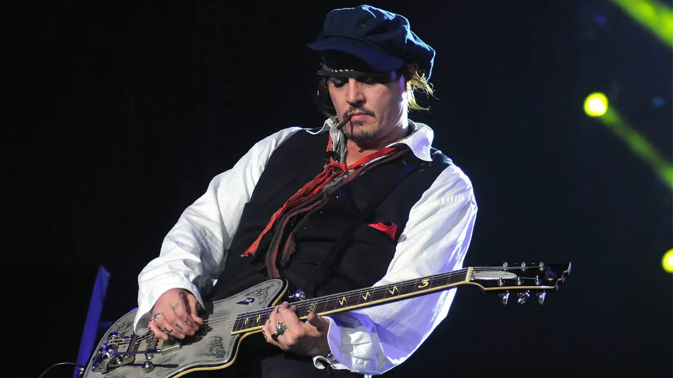 Johnny-Depp-tocando-guitarra Johnny Depp é acusado de plagiar ex-detento em nova música