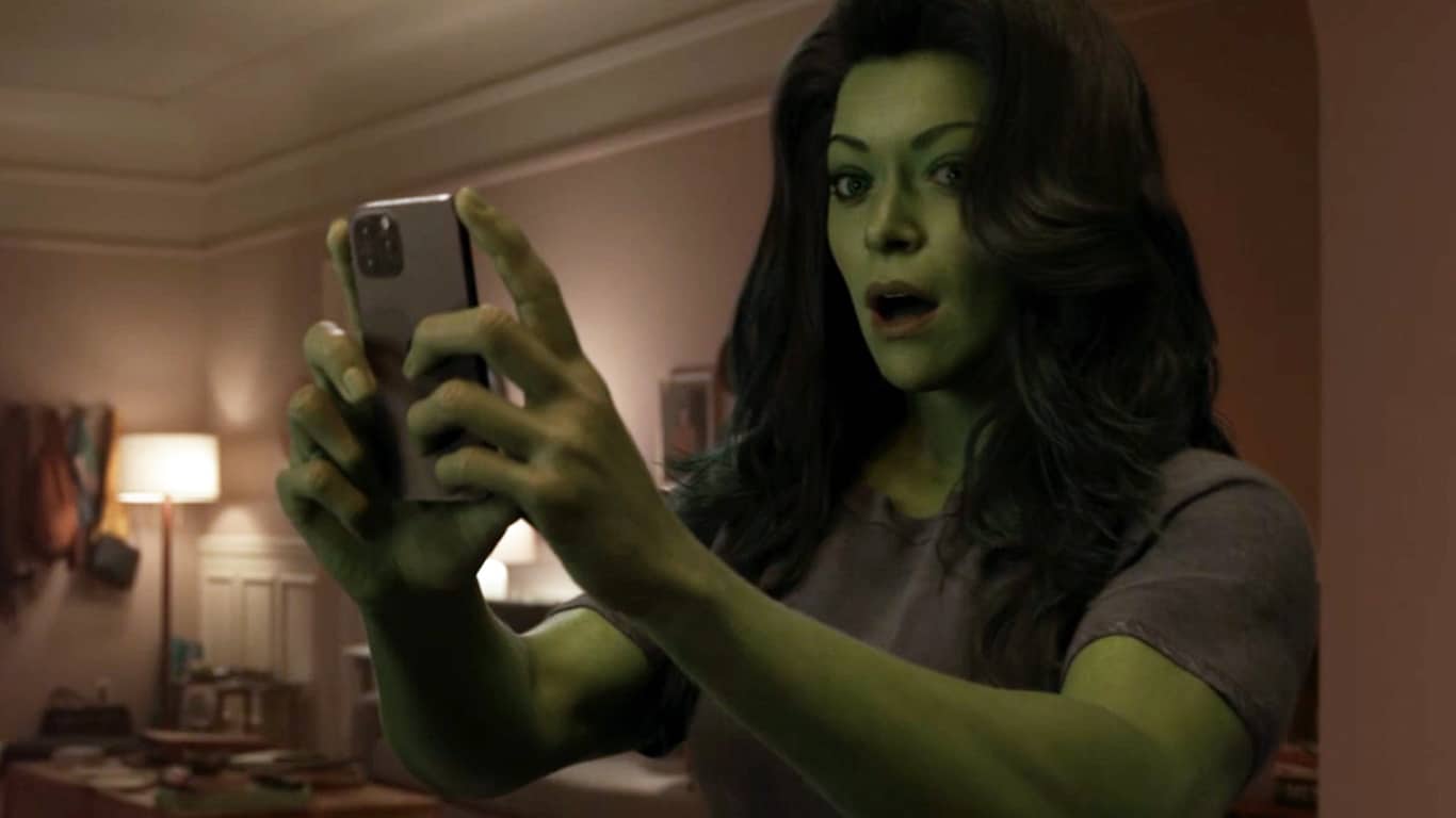Mulher-Hulk-com-celular Mulher-Hulk: QR Code no 1º episódio dá acesso grátis a revista da Marvel