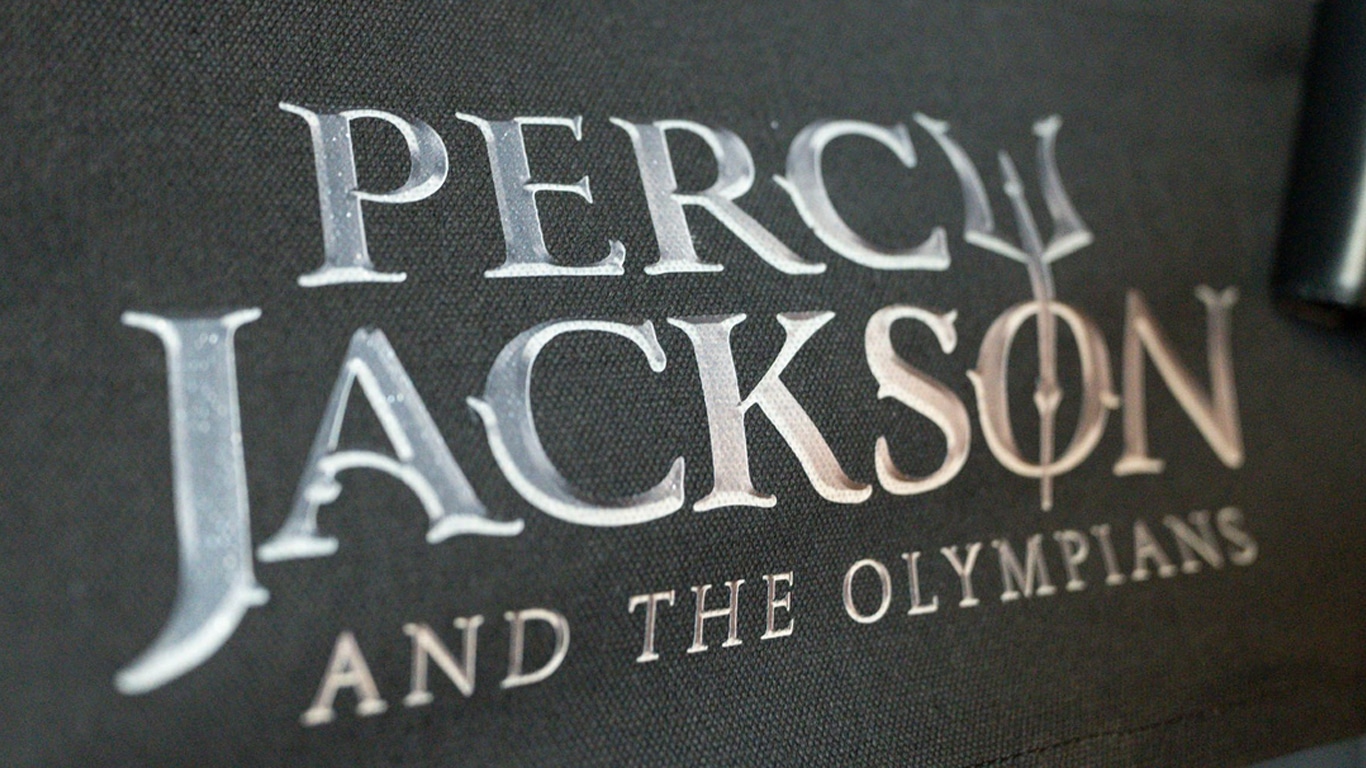 Percy-Jackson-e-os-Olimpianos-Logo Percy Jackson: foto do set mostra armaduras da Prova da Bandeira