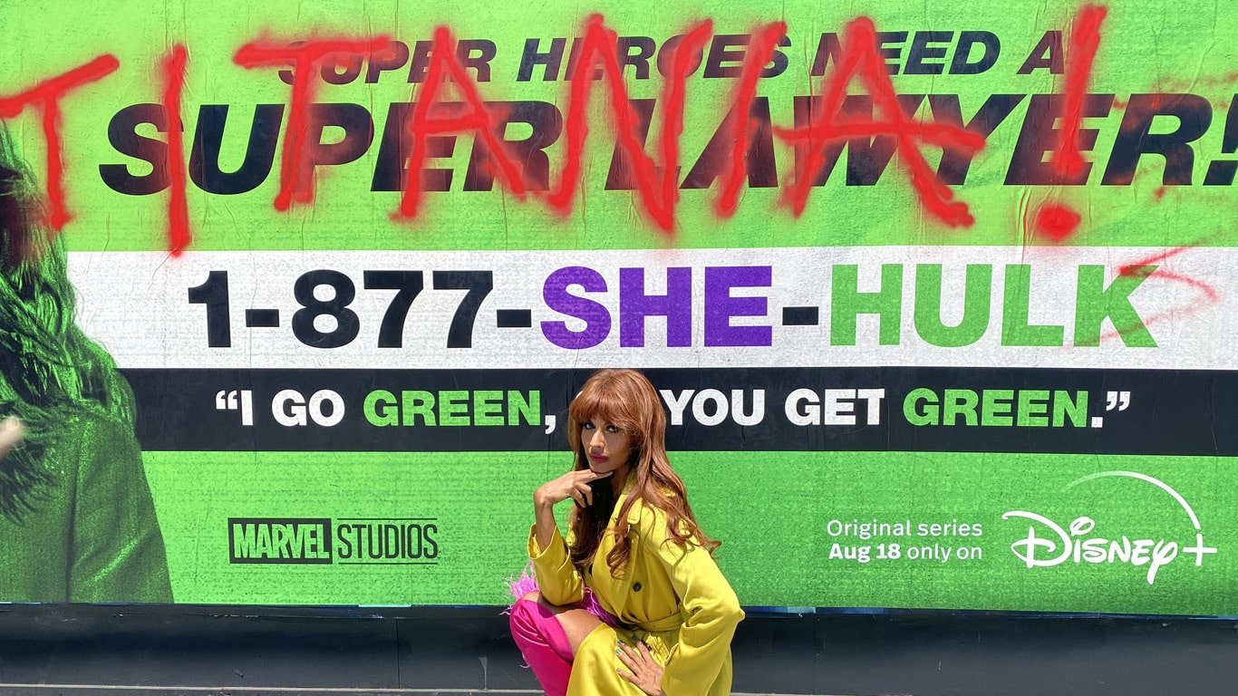 Titania-Mulher-Hulk Titânia vandaliza cartazes reais de 'Mulher-Hulk: Defensora de Heróis'
