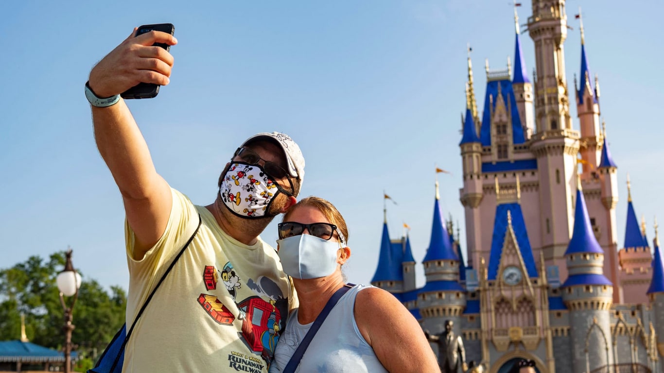 Disney-mascaras Disney remove todos os avisos de Covid-19 do site dos Parques