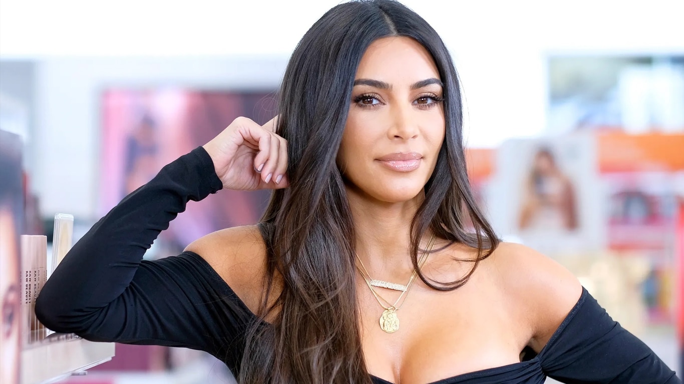 Kim-Kardashian Kim Kardashian é a Mística em fantasia ousada de X-Men no Halloween