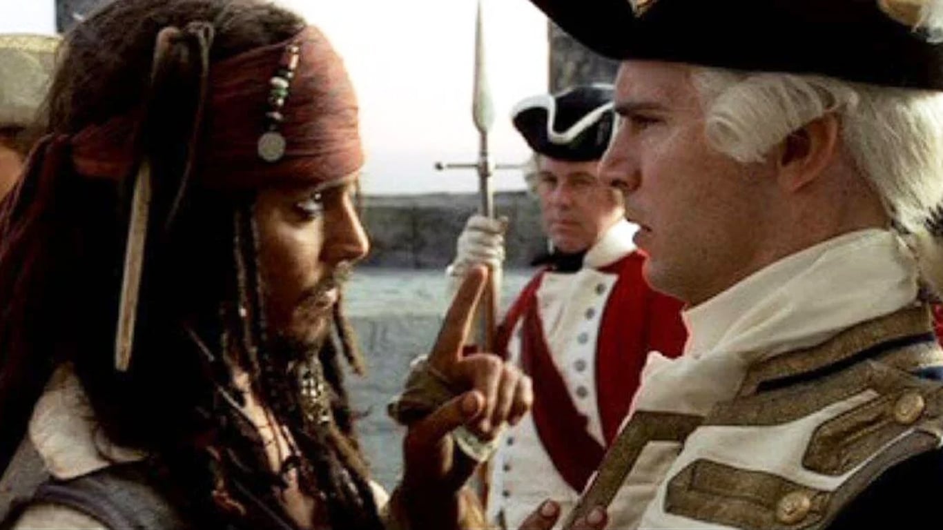 Jack-Sparrow-e-Tenente-Theodore-Groves Polícia invade casa de ator de 'Piratas do Caribe' após ligação de emergência