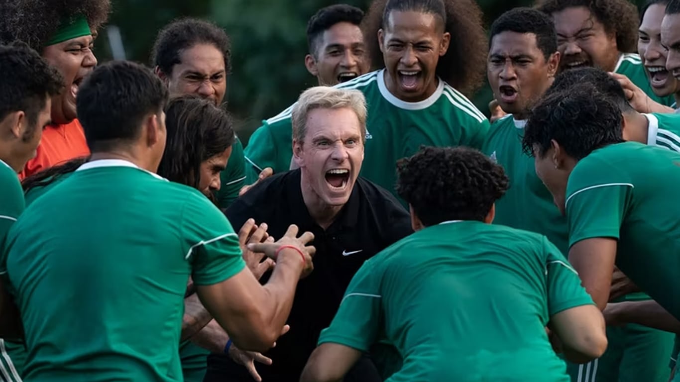 Michael-Fassbender-Nest-Goal-Wins Filme sobre futebol de Taika Waititi destaca Michael Fassbender em primeiras imagens