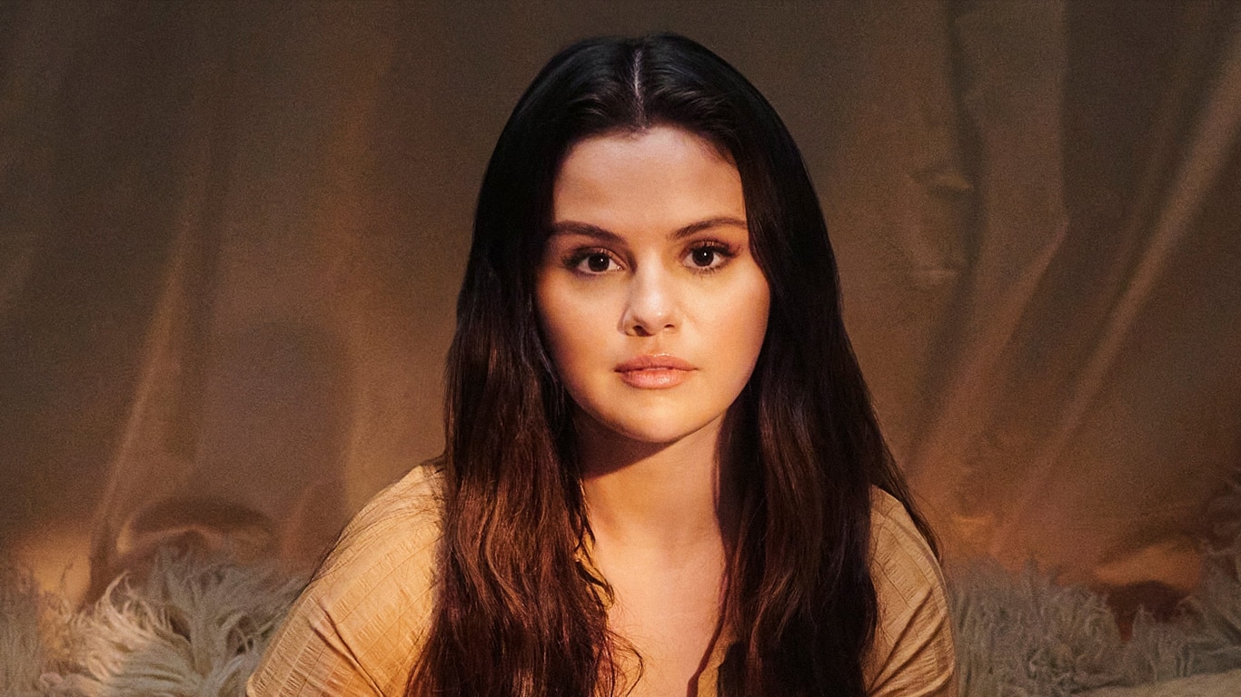 Selena-Gomez Em novo documentário, Selena Gomez se irrita com entrevistadora que lembrou seus dias na Disney