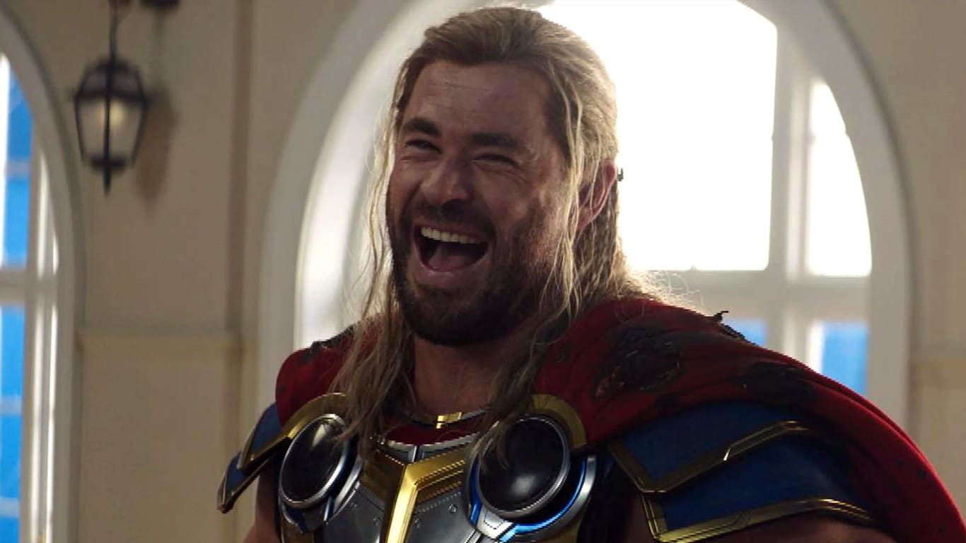 Thor-Chris-Hemsworth Chris Hemsworth mostra habilidades do Thor Gordo nos bastidores de 'Amor e Trovão'