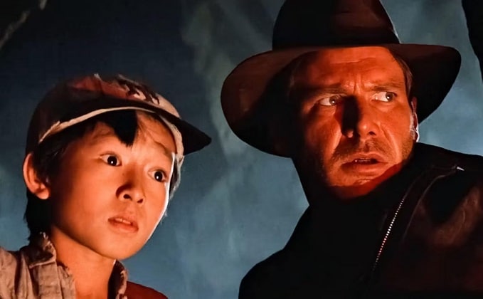 Baixinho-e-Indiana-Jones Ke Huy Quan faz surpresa para Harrison Ford na estreia de Indiana Jones 5 [Vídeo]