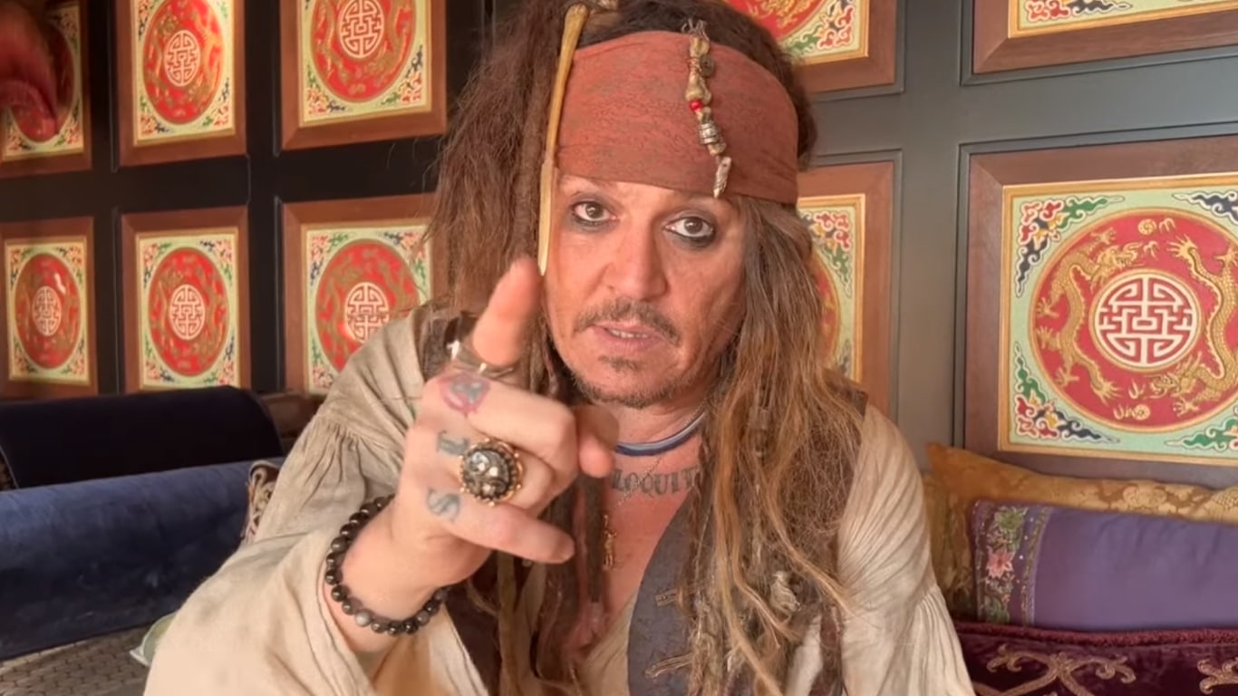Johnny-Depp-como-Jack-Sparrow Johnny Depp aparece como Jack Sparrow por uma boa causa
