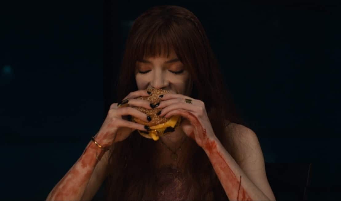 Margot-e-o-cheeseburger-em-O-Menu O verdadeiro significado do Cheeseburger no final de 'O Menu'