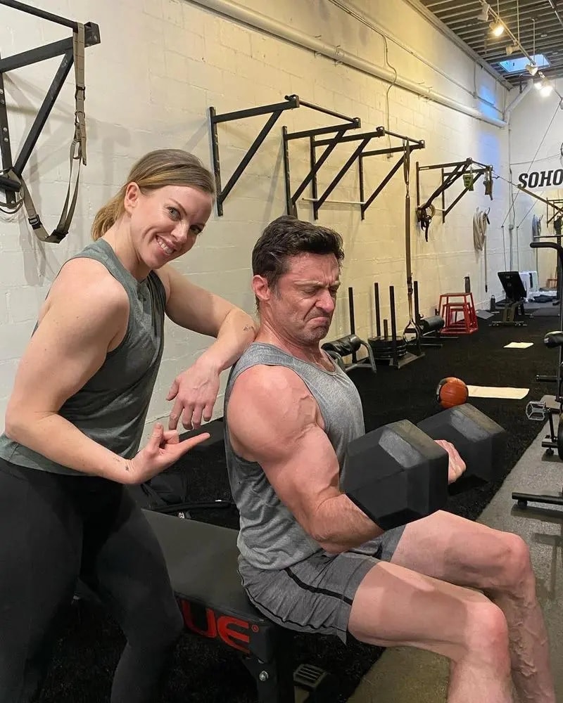 Hugh-Jackman-fazendo-musculacao Músculos de Hugh Jackman impressionam em treinamento para retorno como Wolverine