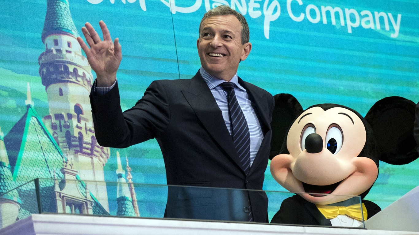 Bob-Iger-e-Mickey Líder da greve dos atores diz que a Disney deveria prender Bob Iger