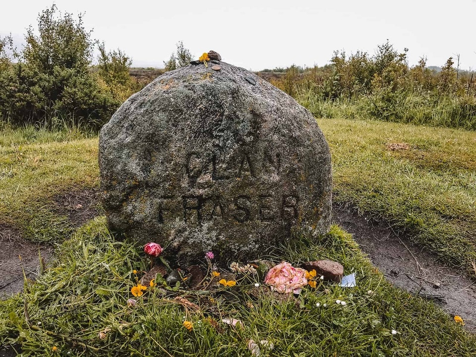 Pedra-do-Cla-Fraser Outlander | Fãs da série causam preocupação na Escócia