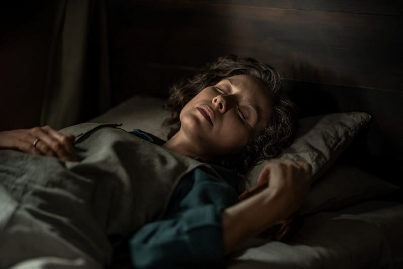 Outlander-Claire-dormindo Outlander | Fãs elegem o pior final possível para a série