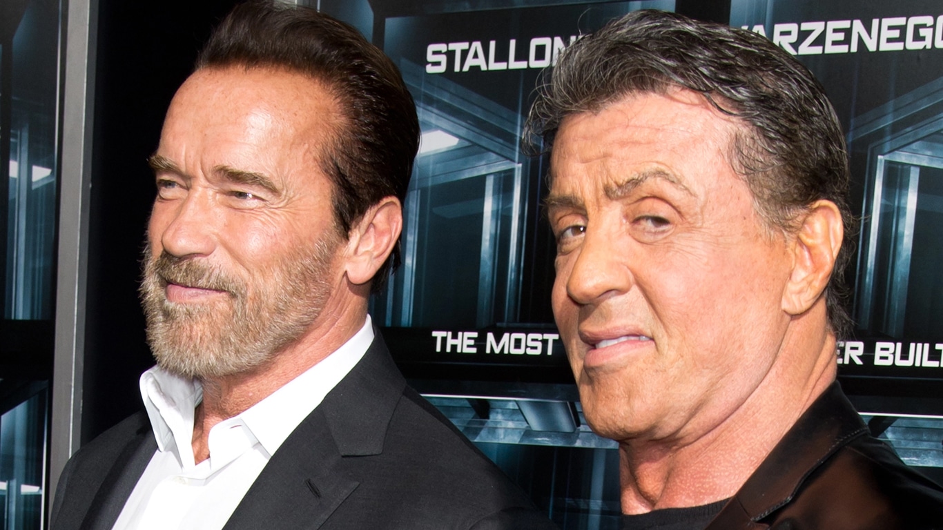 Arnold-Schwarzenegger-e-Sylvester-Stallone Sylvester Stallone sobre Schwarzenegger: 'ele é lã que coça, eu sou seda'