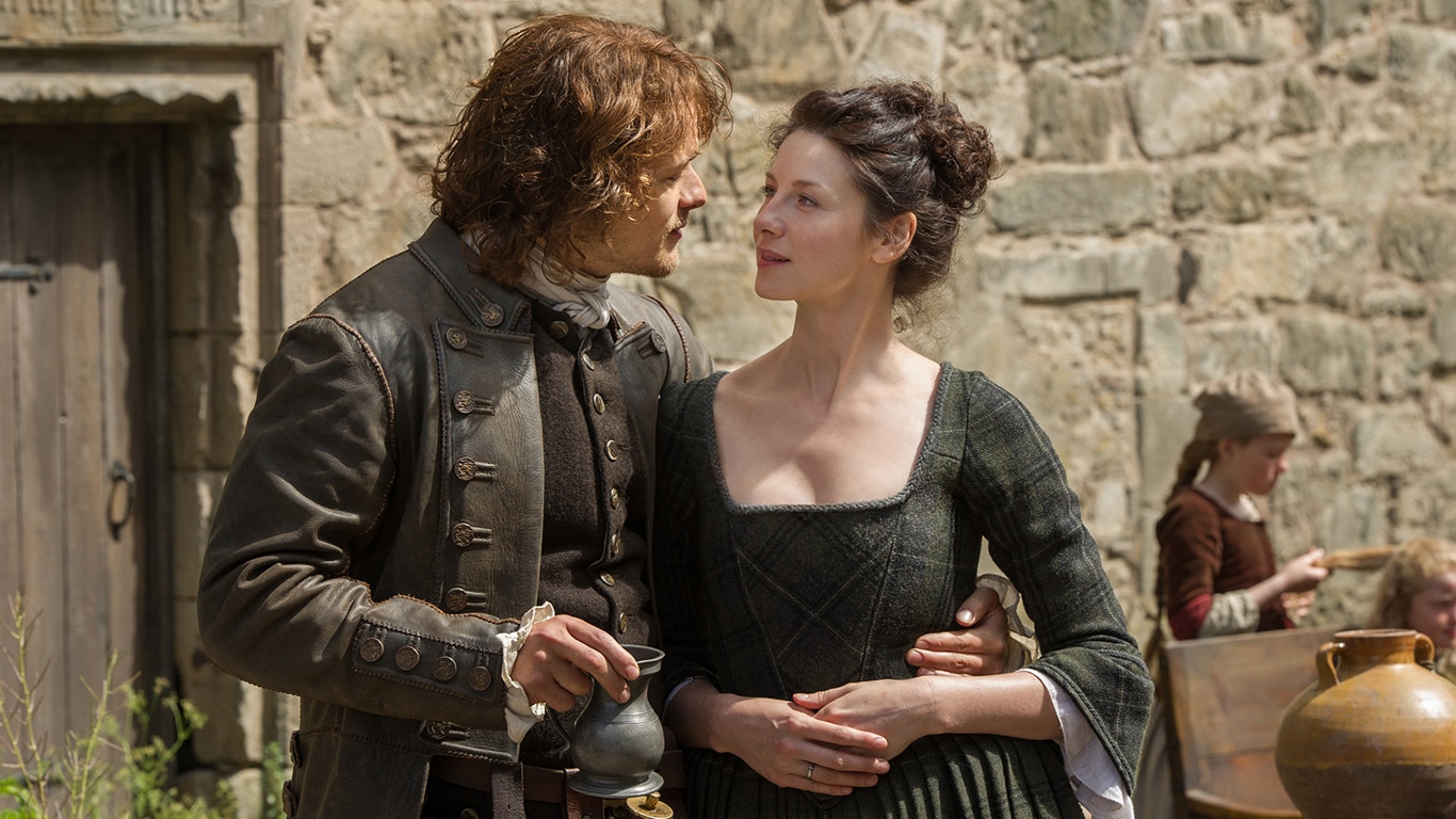 Jamie-e-Claire-em-Outlander Cena picante de Outlander teve que ser cortada da 7ª temporada