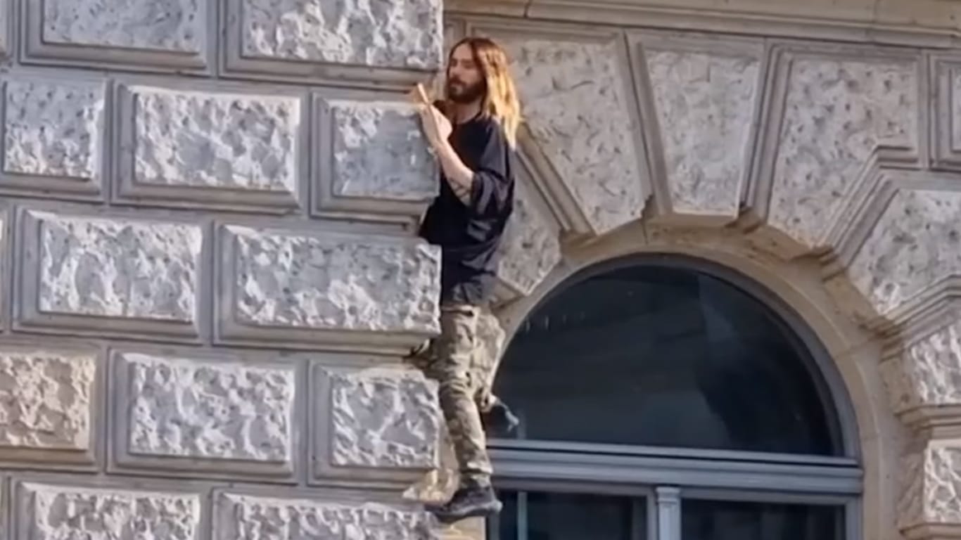 Jared-Leto-escalando-predio Jared Leto encarna o Homem-Aranha e escala prédio na Alemanha [Vídeo]