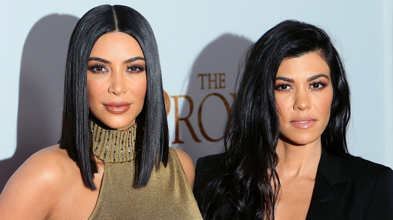 Kim-e-Kourtney-kardashian Kim Kardashian reage à gravidez surpresa da irmã Kourtney