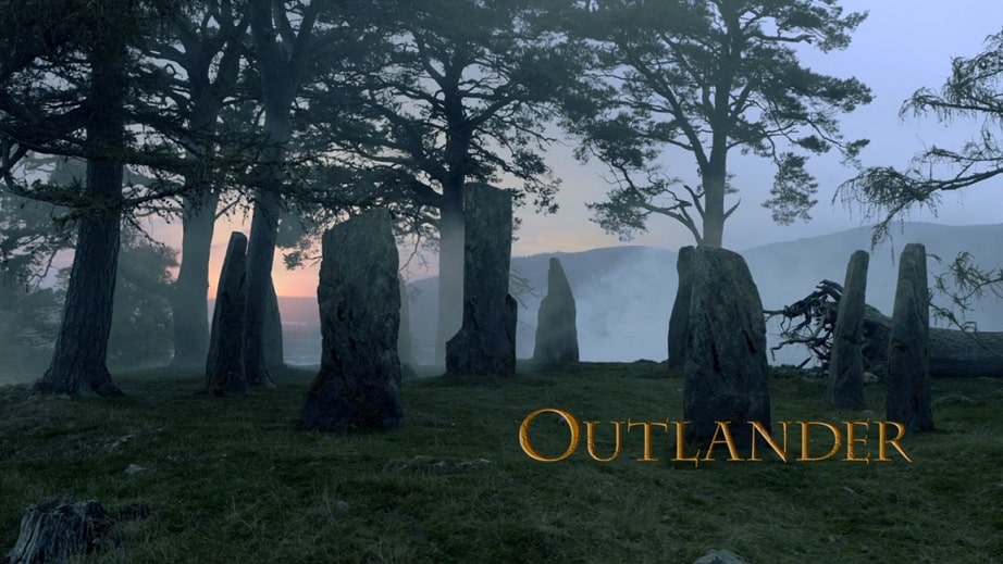 Abertura-Outlander Outlander homenageia Sinéad O'Connor, que canta a abertura da 7ª temporada