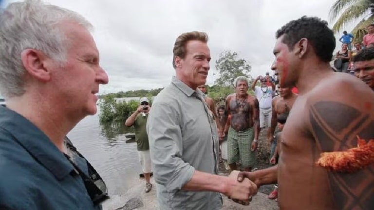 Arnold-Schwarzenegger-e-James-Cameron-na-Amazonia Arnold Schwarzenegger passou aperto em viagem bizarra ao Brasil