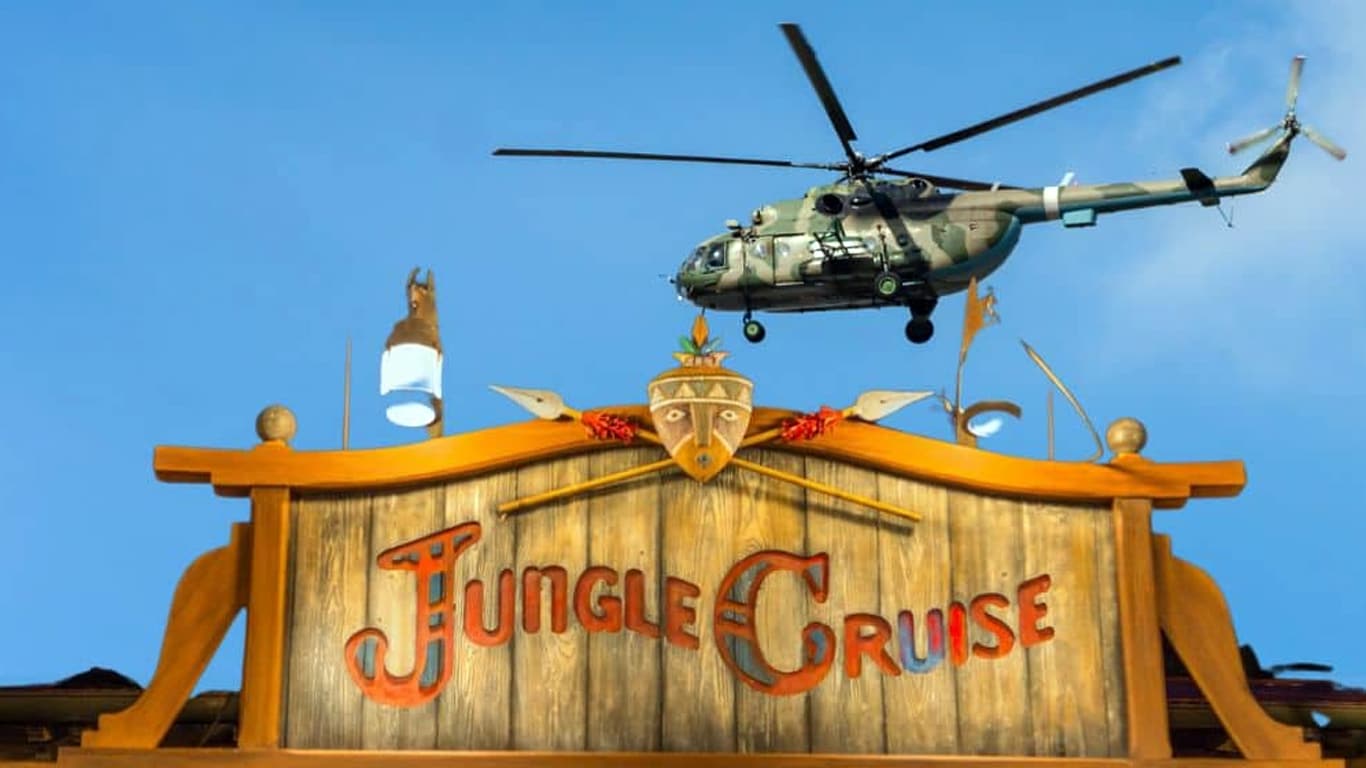 Helicoptero-Disneyland Visitantes da Disney se assustam com elefante pendurado em helicóptero