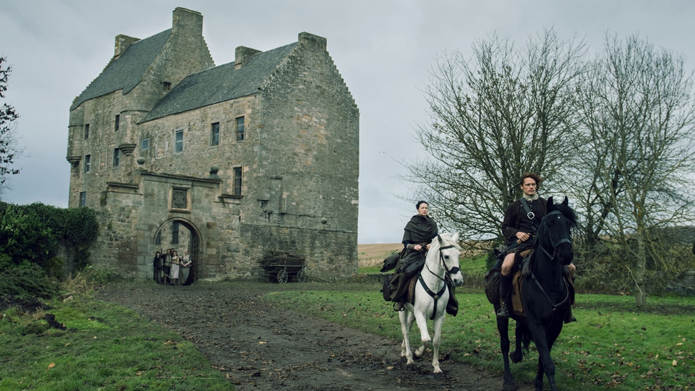 Jamie-e-Claire-em-Lallybroch Castelos trancados e portas fechadas: Os obstáculos de Outlander na Escócia