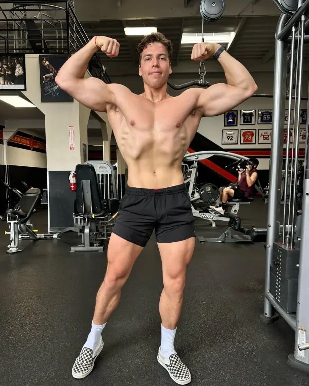 Joseph-Baena Filho de Arnold Schwarzenegger consegue replicar o corpo do pai