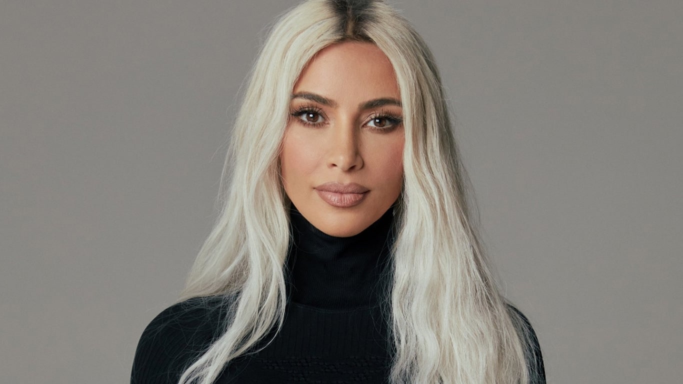 Kim-Kardashian The Kardashians: episódio final ignora escândalo de Kim com a Balenciaga