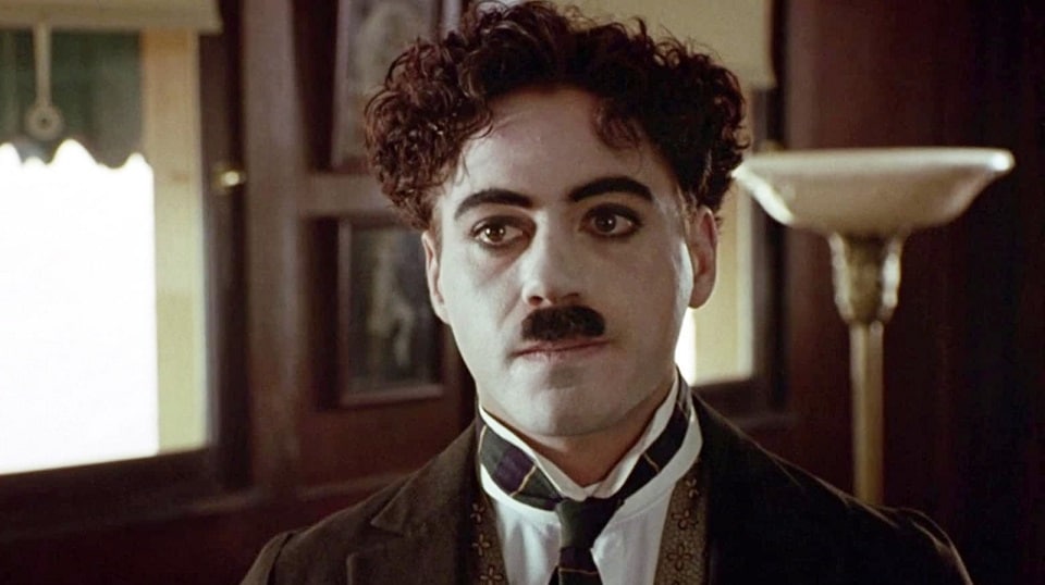 Robert-Downey-Jr.-como-Charlie-Chaplin Robert Downey Jr. perdeu um papel porque Kate Winslet tirou sarro dele
