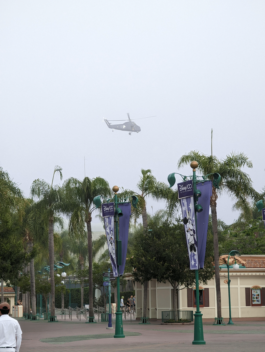 image-68 Visitantes da Disney se assustam com elefante pendurado em helicóptero