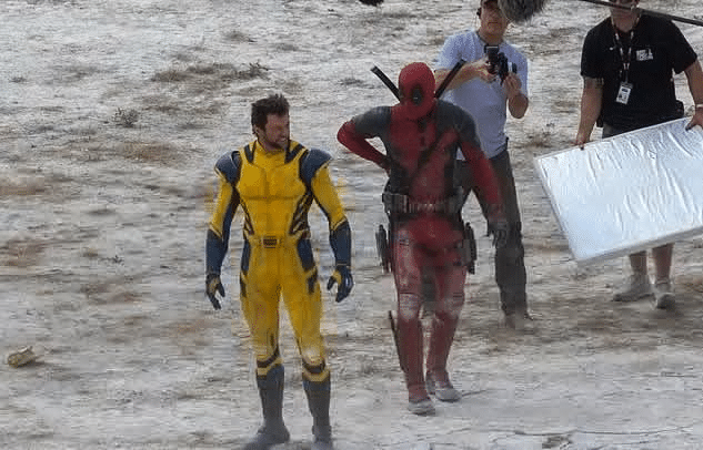 image-9 Deadpool 3 revela membro amputado e enorme logo da Fox destruído em novas fotos