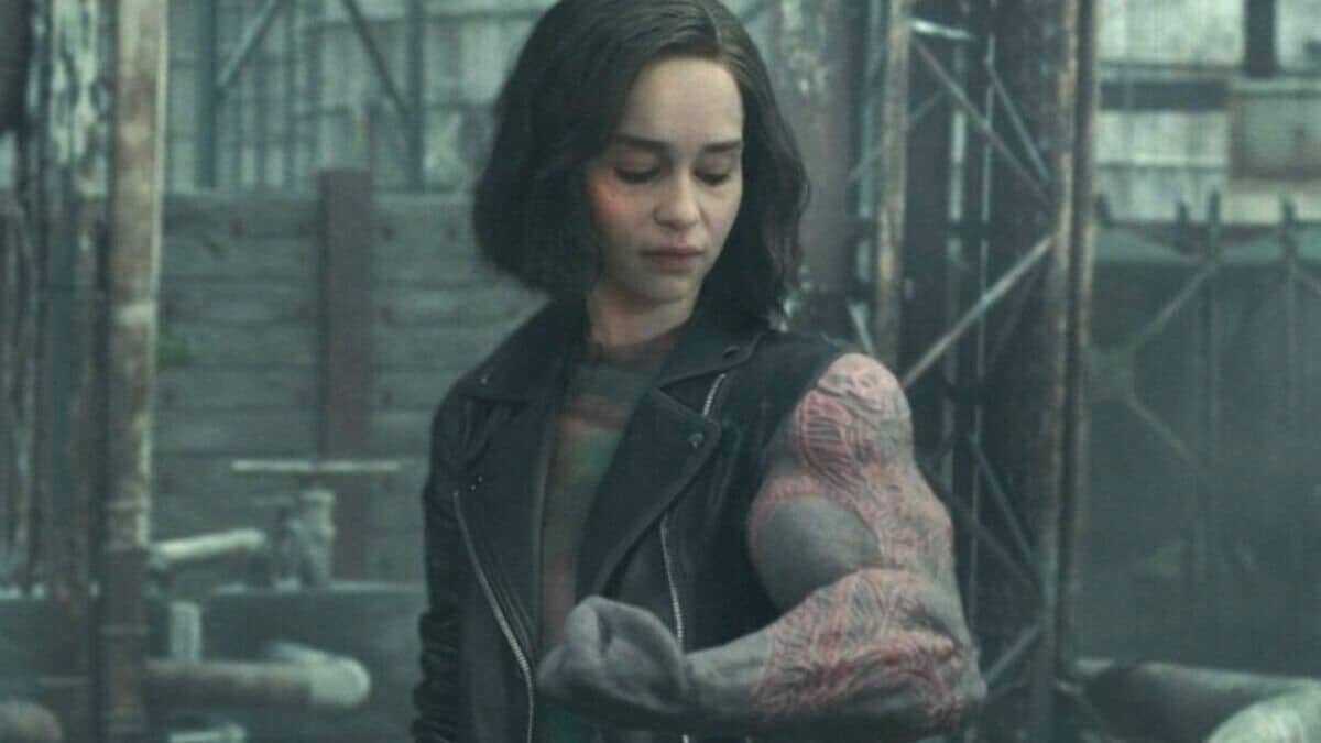 Giah-com-braco-de-Drax Emilia Clarke revela sua experiência no final polêmico de Invasão Secreta