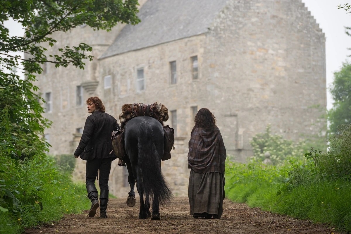 Jamie-e-Claire-em-Lallybroch Outlander: produtora revela muita tristeza na Parte 2 da Temporada 7