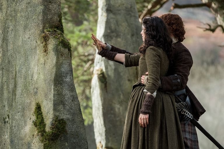 Jamie-e-Claire-nas-pedras Como funcionam as viagens no tempo em Outlander?
