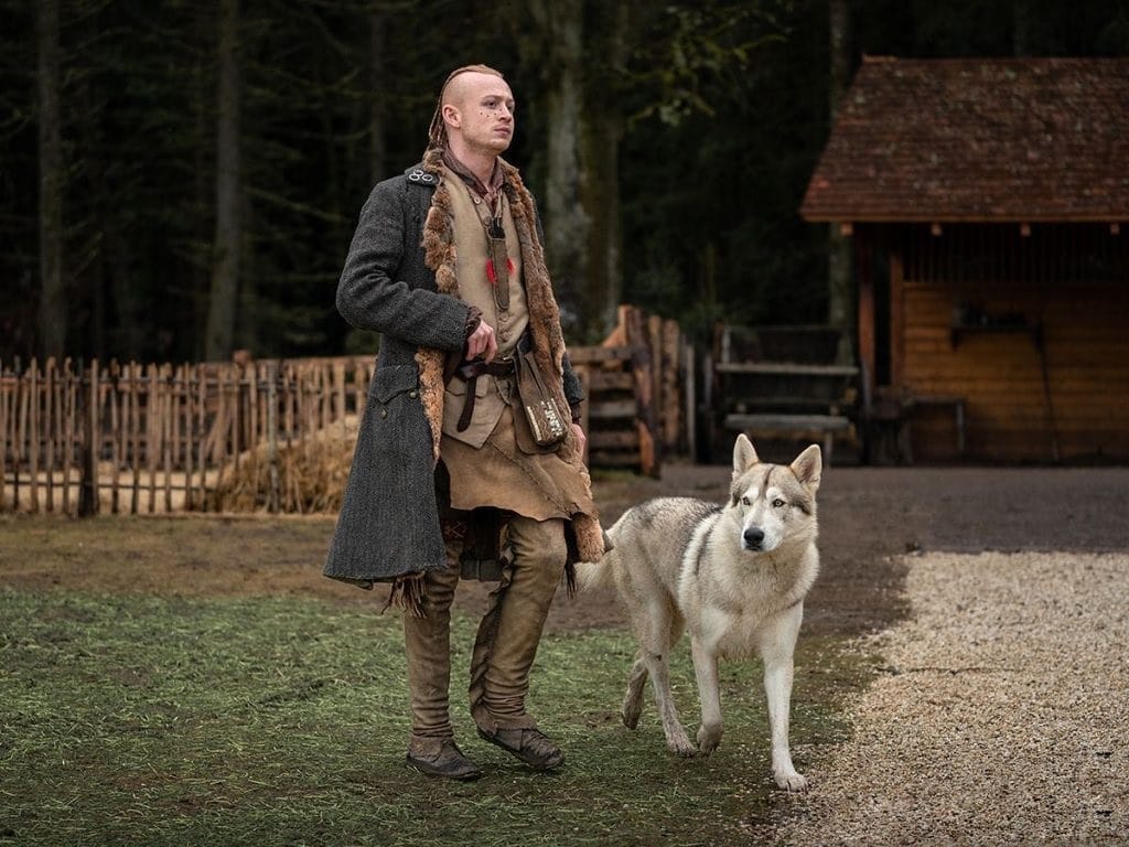 Jovem-Ian-e-Rollo-em-Outlander Produtor de Outlander explica ausência da Porca Branca na série