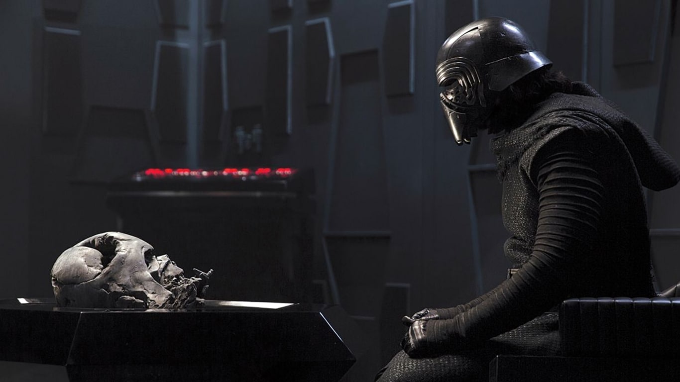 Kylo-Ren-e-capacete-de-Darth-Vader Star Wars finalmente explica como Kylo Ren ficou com o capacete de Darth Vader