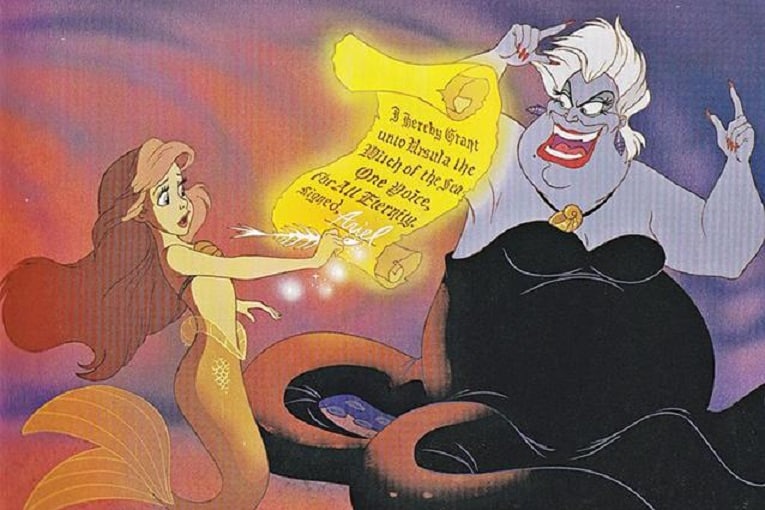 Ariel-assina-contrato-com-Ursula A Pequena Sereia: 8 detalhes para prestar atenção ao assistir o live-action pelo Disney+