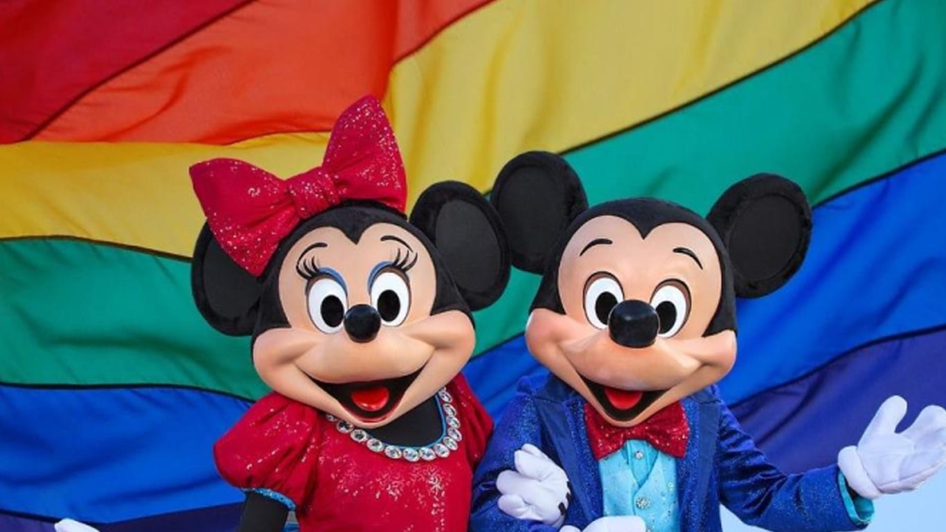 Minnie-e-Mickey-bandeira-gay Disney deve entreter, não impor agenda, diz presidente