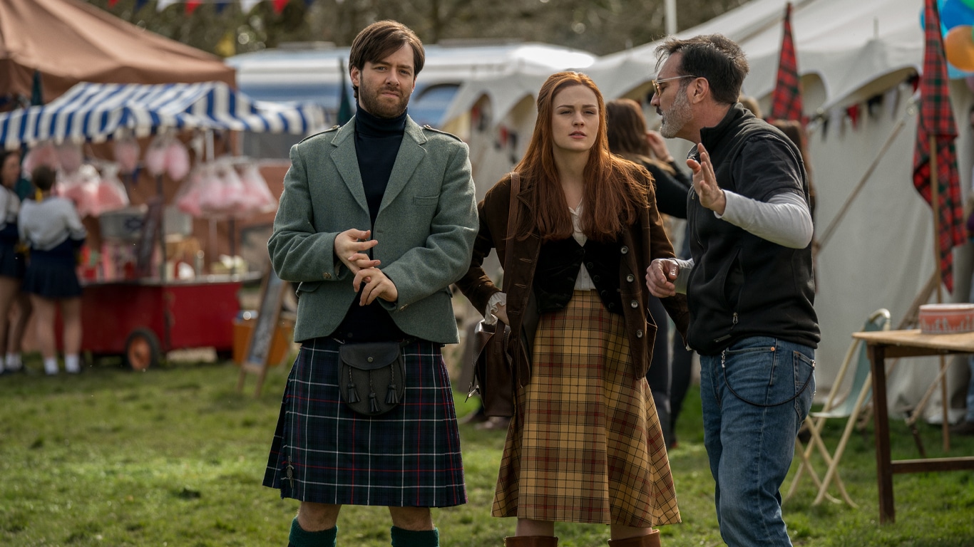 Roger-de-Kilt-em-Outlander Atriz de Outlander revela momento embaraçoso com saia escocesa de Roger