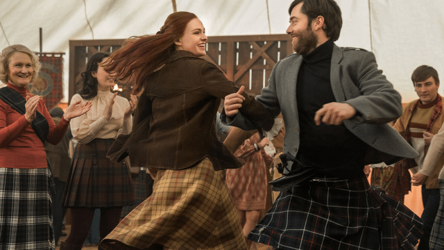 image-54 Atriz de Outlander revela momento embaraçoso com saia escocesa de Roger