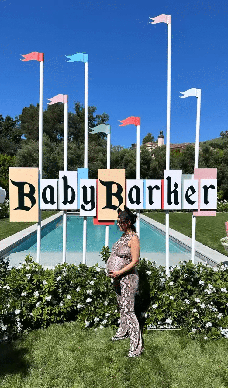 image-84 Kourtney Kardashian e Travis Barker recriam a Disney World em chá de bebê