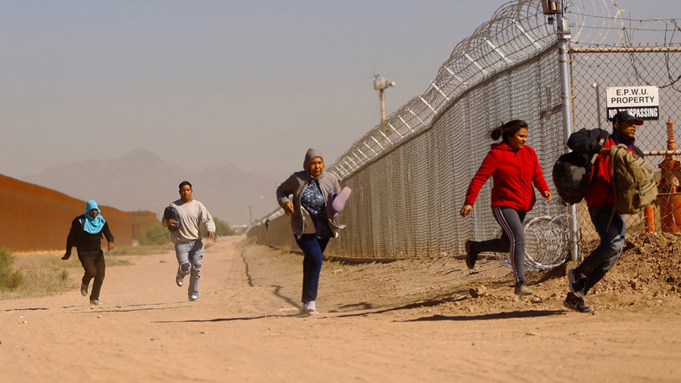 Imigrantes-na-fronteira-Mexico-EUA FX vai lançar comédia sobre coiotes na fronteira México-USA