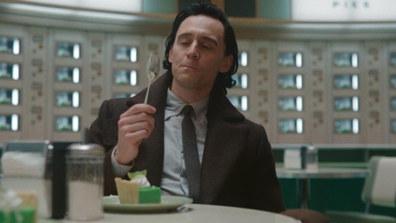 Loki-comendo-torta Visitantes da Disney agora podem provar a mesma torta de Loki