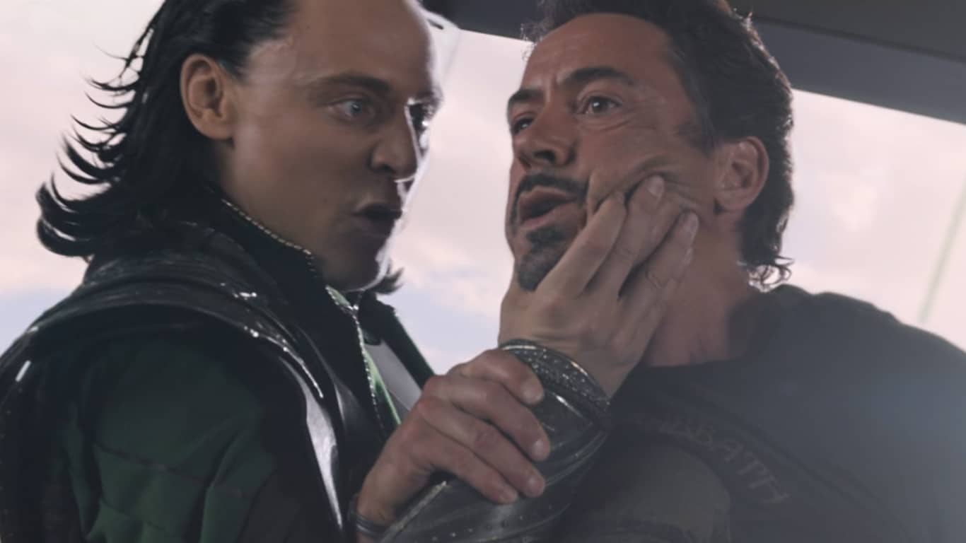 Loki-e-Tony-Stark-em-Os-Vingadores Loki revela um novo detalhe do primeiro filme dos Vingadores