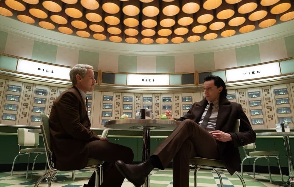 Mobius-e-Loki-na-AVT Loki revela um novo detalhe do primeiro filme dos Vingadores