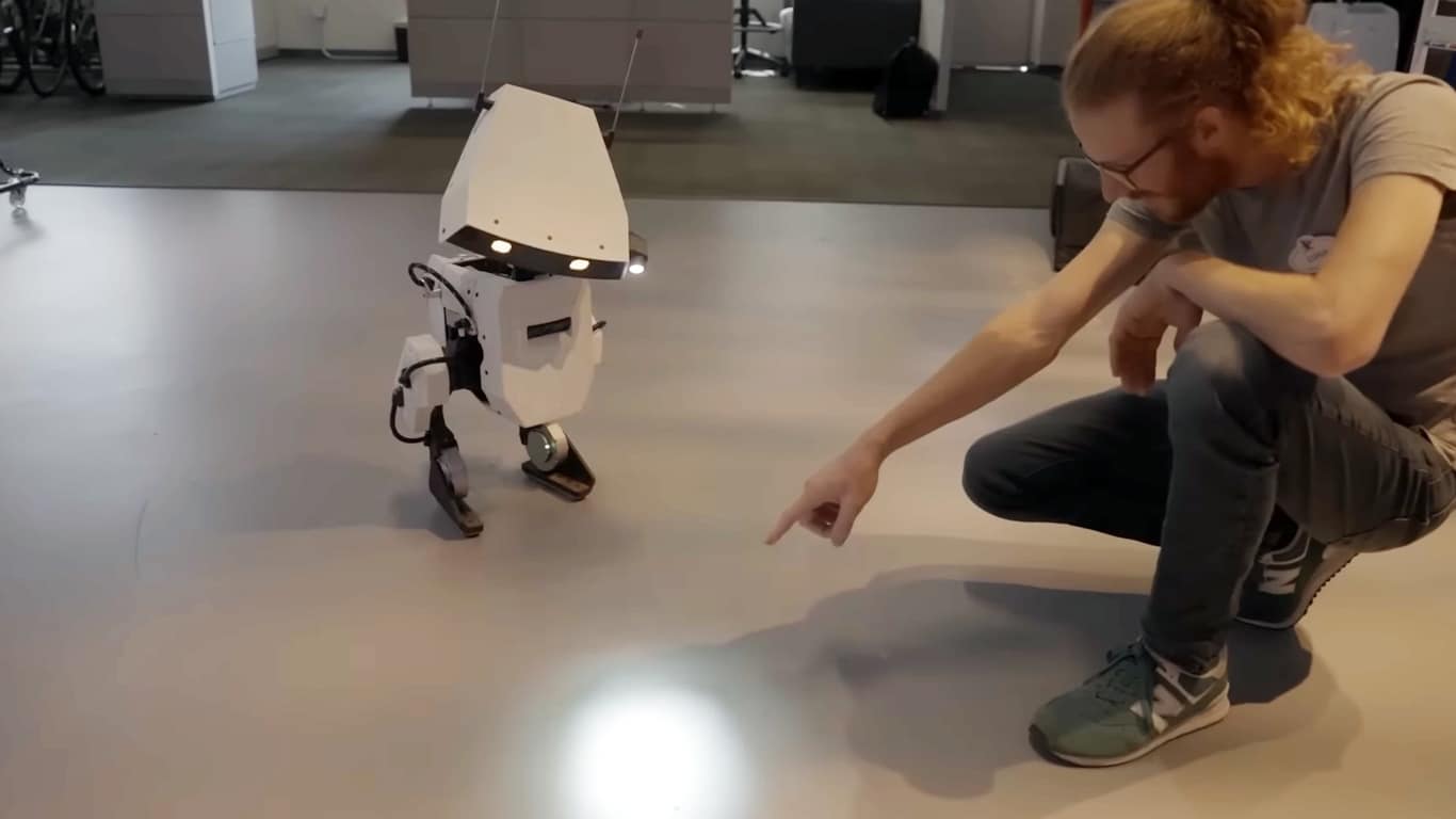 Novo-Robo-da-Disney Star Wars ou WALL-E? Novo robô da Disney impressiona e não cai mesmo se empurrado