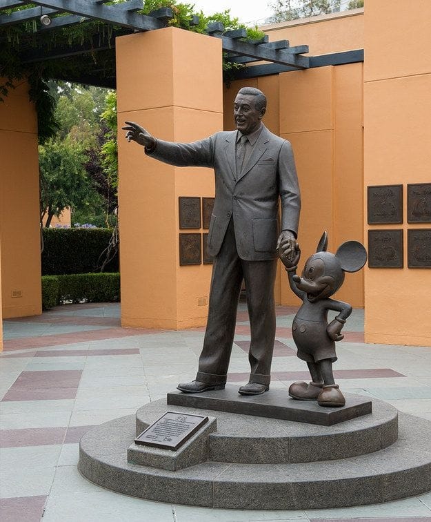 Estatua-dos-Parceiros-Walt-Disney-e-Mickey Fãs ficam enfurecidos com retirada da estátua de Walt Disney
